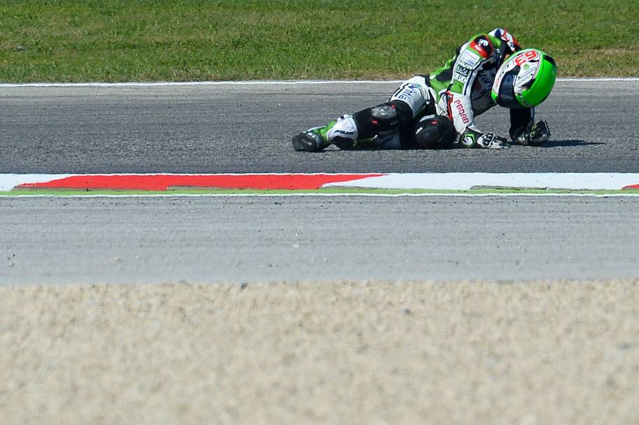 MikeMike Di Meglio disperato dopo la caduta sul circuito di Misano, durante la gara della MotoGp (Afp)